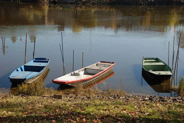 Barco em um rio — Fotografia de Stock