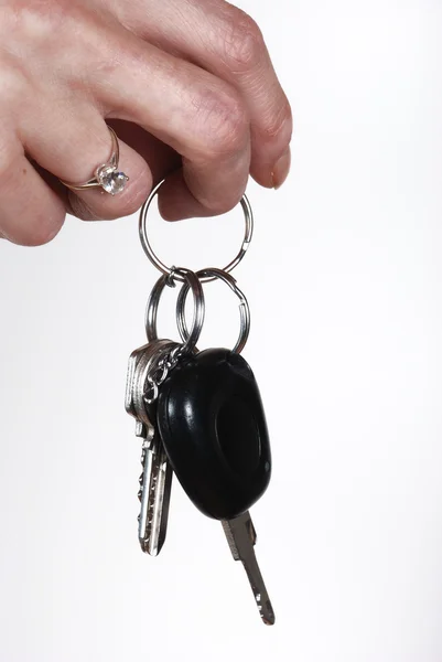 Mujer sosteniendo llave del coche — Foto de Stock