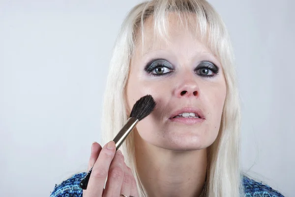 Vrouw toepassing van make-up — Stockfoto