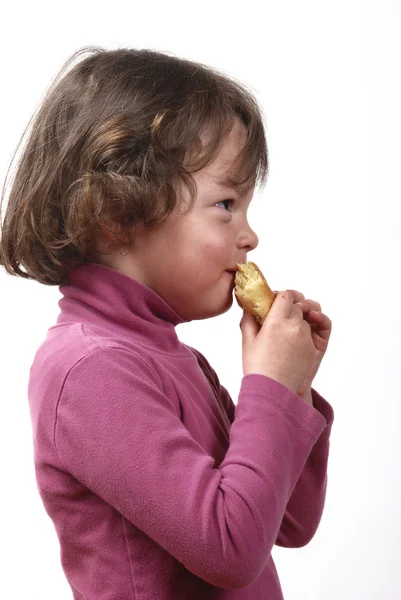 Una giovane ragazza che mangia un panino — Foto Stock