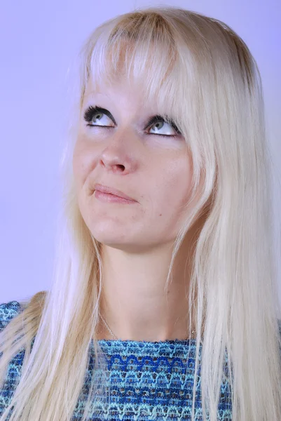 Porträtt av ung blond kvinna tänkande och letar någonstans upp — Stockfoto