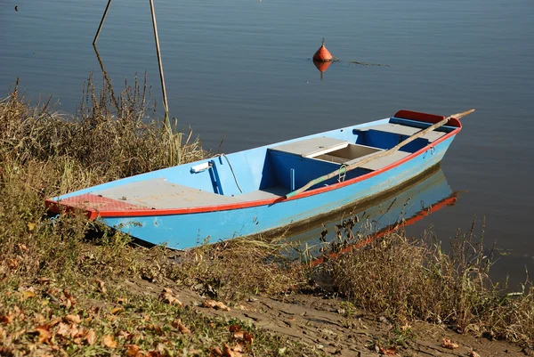 Boot auf einem Fluss — Stockfoto