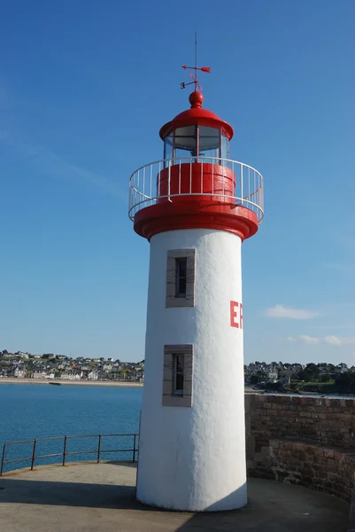 Vuurtoren op een blauwe hemel — Stockfoto