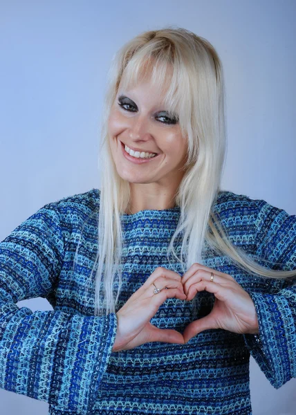 Vrouw het maken van hart vorm met haar handen — Stockfoto