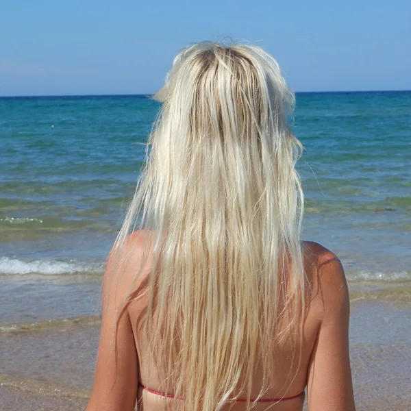 Vrouw aan het strand — Stockfoto