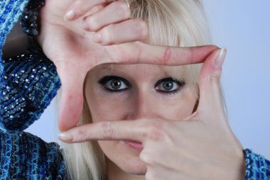 kadın el ile çerçeveleme