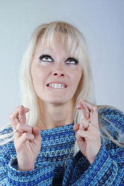 Genç sarışın bir kadın parmak çarpı işareti
