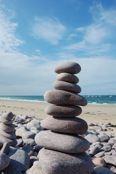 Каменная скульптура на пляже — стоковое фото