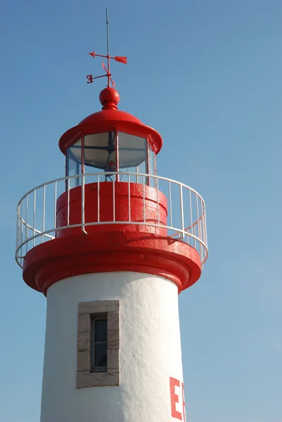 Fyren på en blå himmel — Stockfoto