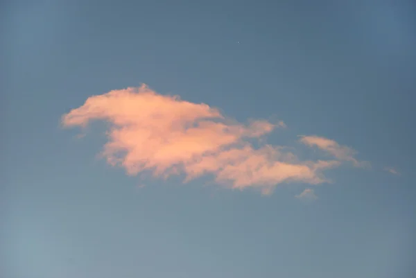 青い空にオレンジ色のふわふわの雲 — ストック写真