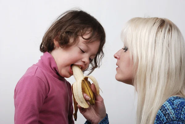 Mamma dà una banana a sua figlia — Foto Stock