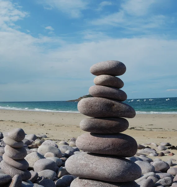 Каменная скульптура на пляже — стоковое фото