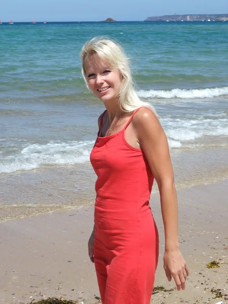 Frau am Strand — Stockfoto