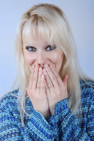 Vrouw haar mond met haar handen verbergen — Stockfoto