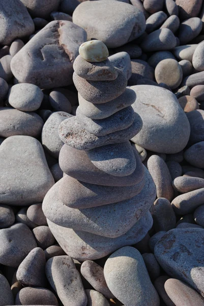 Pebble sculpture on a beach — Stock Photo, Image