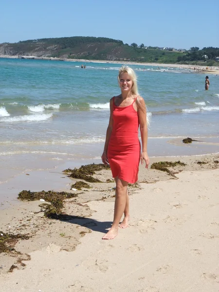 Vrouw aan het strand — Stockfoto