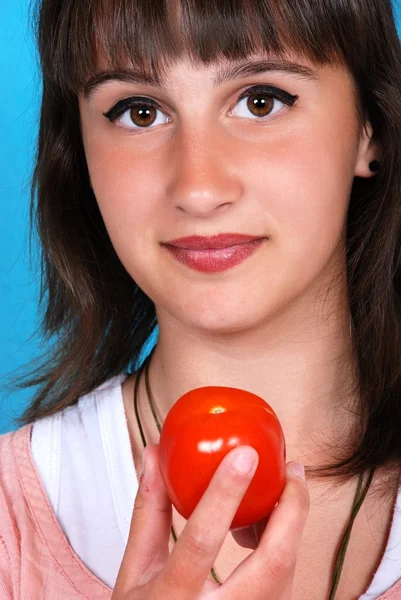 Menina comendo um tomate — Fotografia de Stock