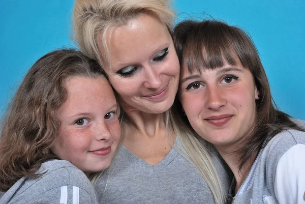 A mother smiles as she receives a kiss on the cheek from her you — Stock Photo, Image