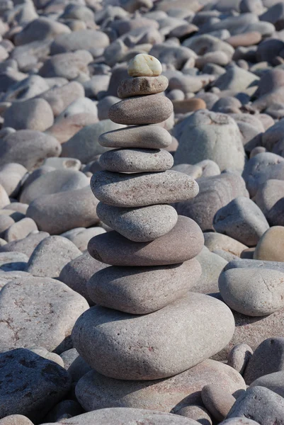 Pebble escultura em uma praia — Fotografia de Stock