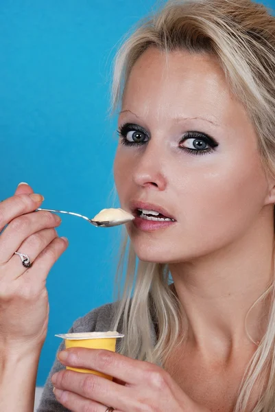 Young woman eatin cream — Stock Photo, Image