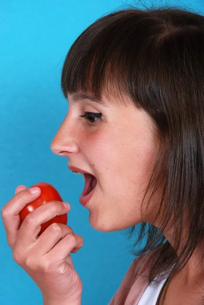 Dziewczynka jedzenie pomidor — Zdjęcie stockowe