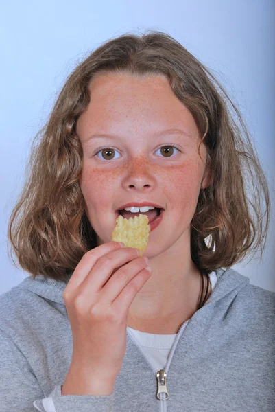 Girl eating chip — Stock Photo, Image