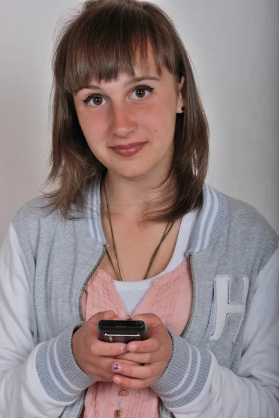 Ragazza con un telefono cellulare — Foto Stock