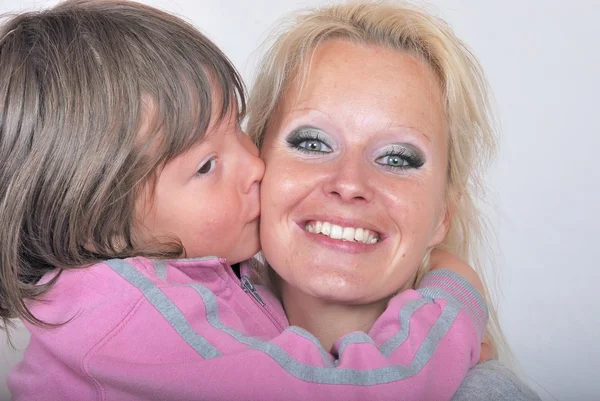 Matka jak ona otrzymuje pocałunek z jej córki — Zdjęcie stockowe