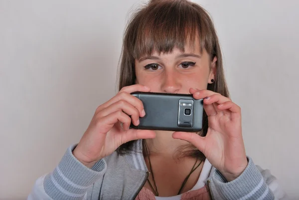 Mädchen mit Handy — Stockfoto