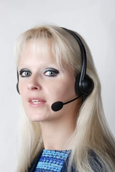 Potret wanita muda dengan headset — Stok Foto