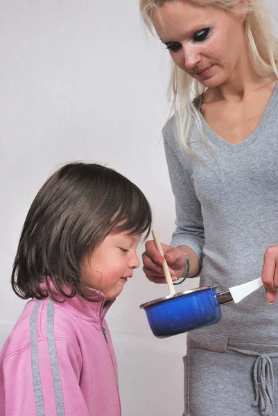 Vrouw met een pan — Stockfoto