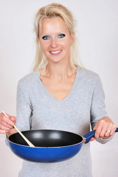 Vrouw met een pan — Stockfoto