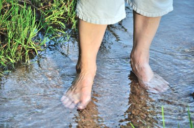 suda yürüyen bir kadın