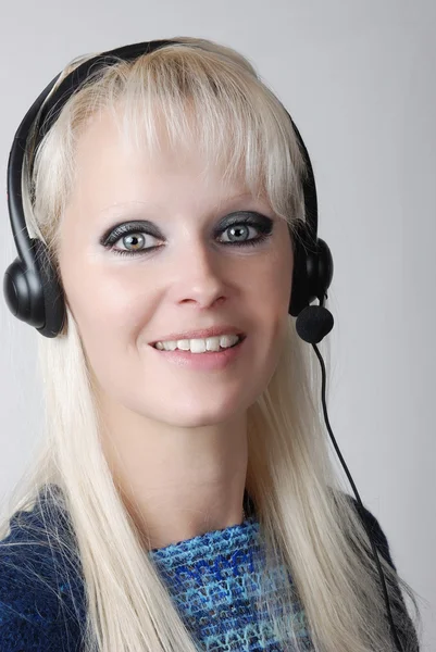 Potret wanita muda dengan headset — Stok Foto