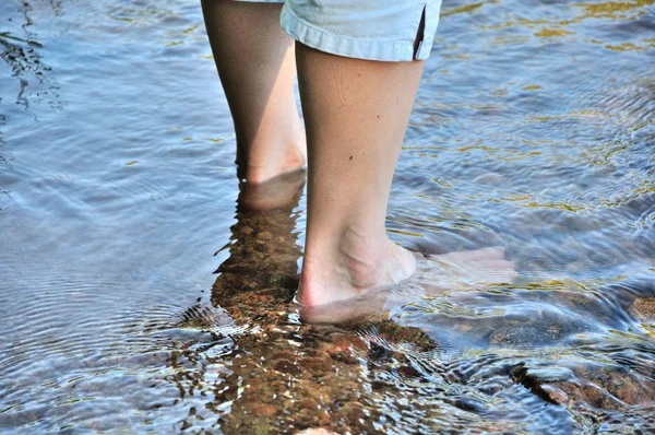 Žena chůze ve vodě — Stock fotografie