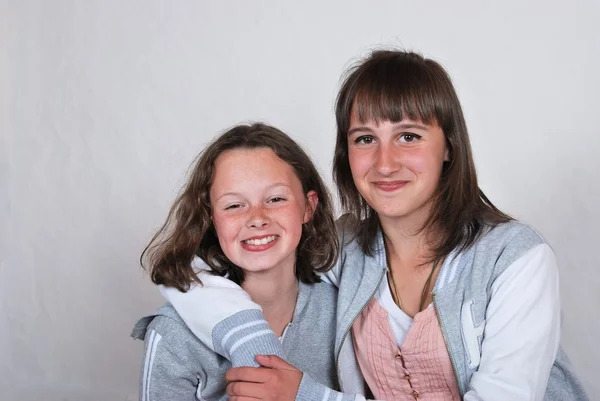 Hermanas peleando suavemente — Foto de Stock