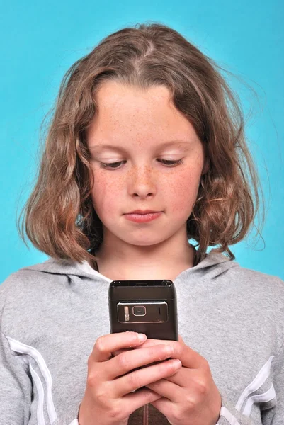 Ragazza con un telefono cellulare — Foto Stock