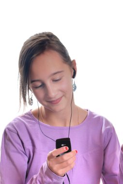 mp3 çalar dinleyen kız