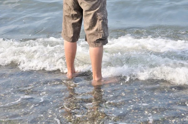 Ein Mann, der im Wasser geht — Stockfoto