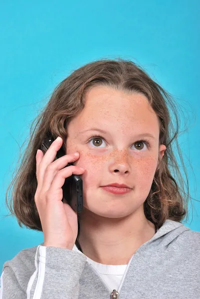 Porträt eines Teenagers beim Telefonieren — Stockfoto