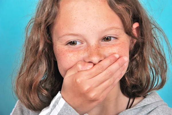 Porträt eines fröhlichen jungen Mädchens — Stockfoto