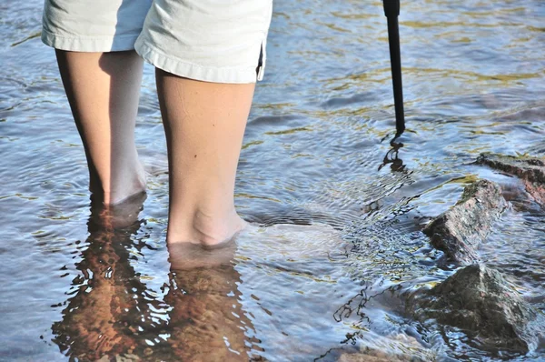 Eine Frau, die im Wasser geht — Stockfoto