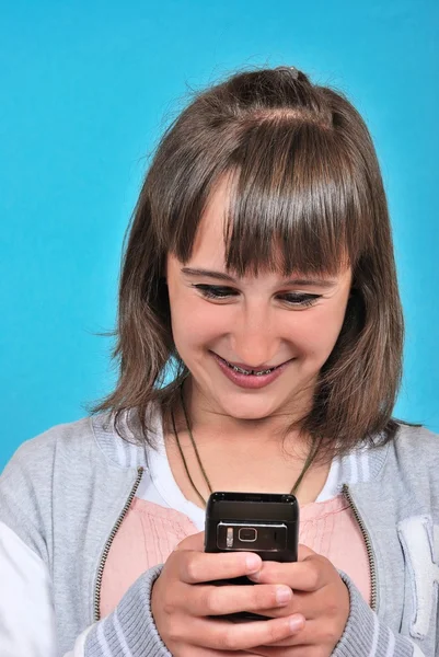 Ragazza con un telefono cellulare — Foto Stock