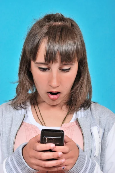 Fille avec un téléphone mobile — Photo