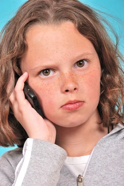Porträt eines Teenagers beim Telefonieren — Stockfoto