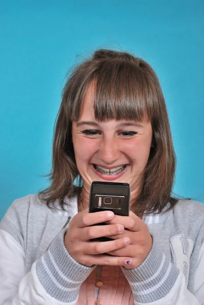 Flicka med en mobiltelefon — Stockfoto