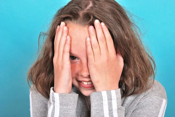 Portret van een meisje die betrekking hebben op zijn ogen — Stockfoto