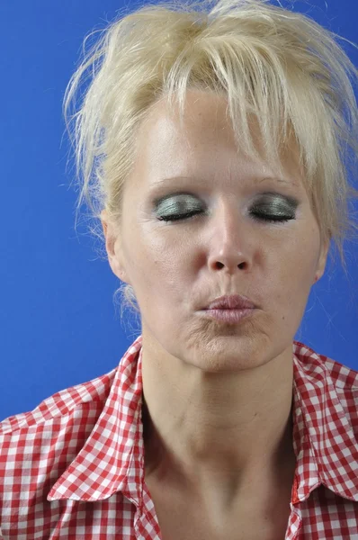 Mujer soplando beso — Foto de Stock