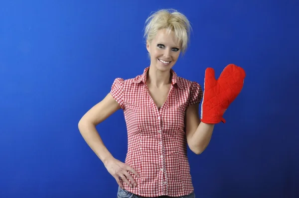 Vrouw met keuken handschoen — Stockfoto