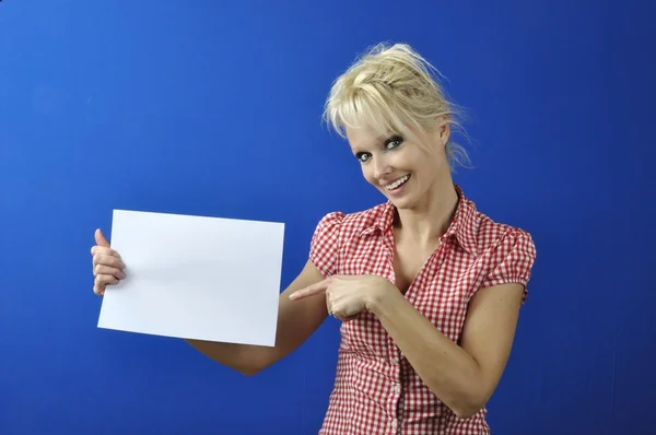 Vrouw bedrijf leeg teken — Stockfoto